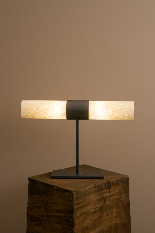 lampe à poser avec une corolle en pétales de soie et papier japonnais, piétement en fines tiges d'acier nickelé disposées en croisillion.