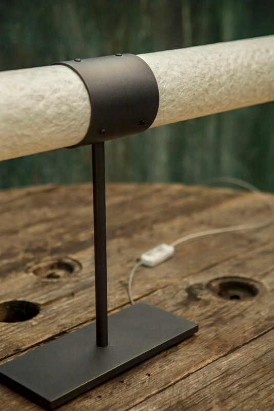 lampe à poser avec une corolle en pétales de soie et papier japonnais, piétement en fines tiges d'acier nickelé disposées en croisillion.